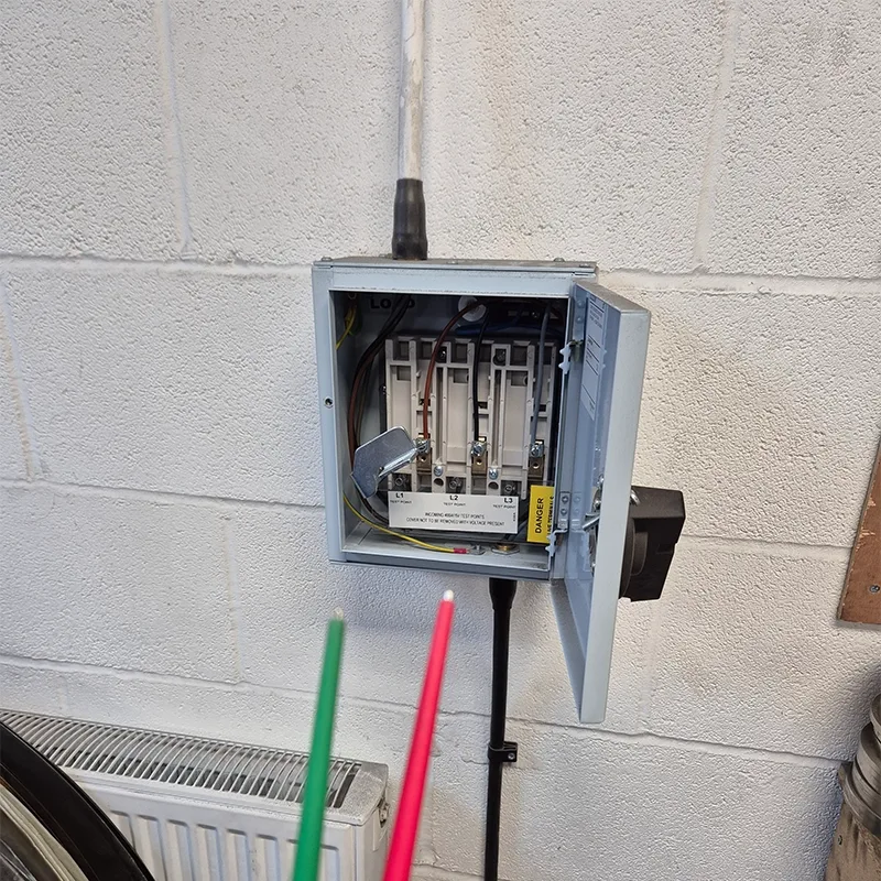 Testing at a three-phase isolator with a multifunction tester